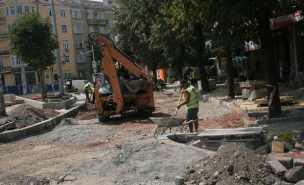 Спират движението в района на „Руски паметник". Продължава ремонтът и на Цариградско