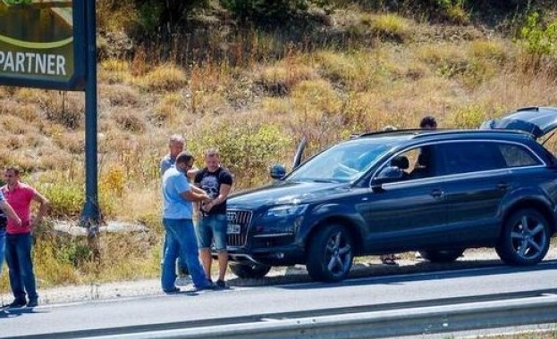 Арестуваха двама след зрелищна гонка и насочени пистолети