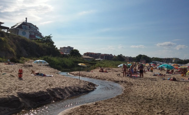 Въведена е временна забрана за къпане в зоната „Лозенец-Централен плаж”