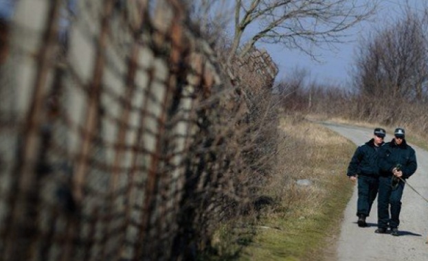 Осъдиха двама, прекарвали нелегално бежанци през България