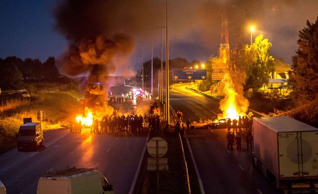 Цигански бунт блокира една от най-натоварените европейски магистрали във Франция