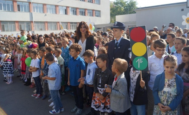 Водещи от БНТ отново в училище с кампанията „Спри, детето запази!“