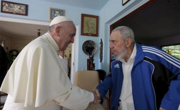Папата приет от Фидел Кастро, разменят си книги