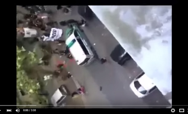 Имигранти атакуват полицейска кола в Германия (видео)