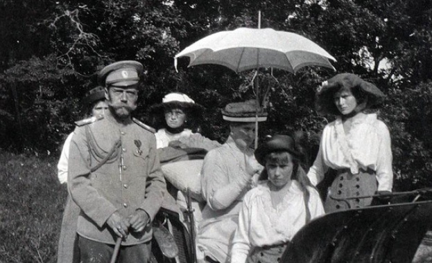 Ексхумираха тленните останки на Николай II и съпругата му
