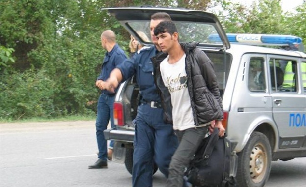 Полицията задържа бус с 35 емигранти на изхода на Стара Загора след гонка