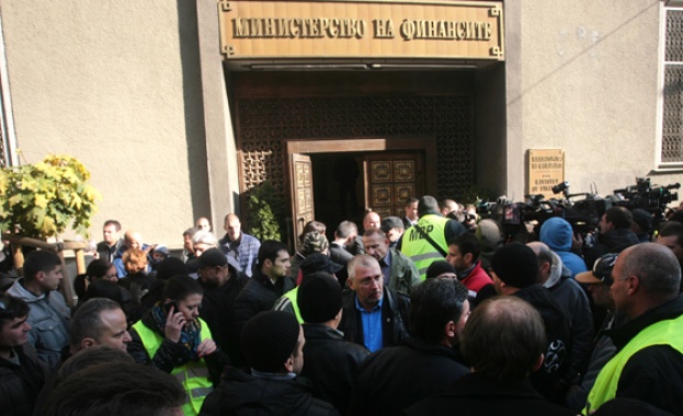 300 полицаи блокираха сградата на МФ