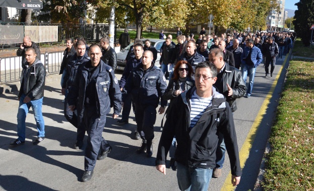 Служители на реда в цялата страна отново излизат на вечерните си протести (обновена)