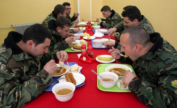 МО: Количеството и качеството на безплатната храна във Въоръжените сили не се променя 