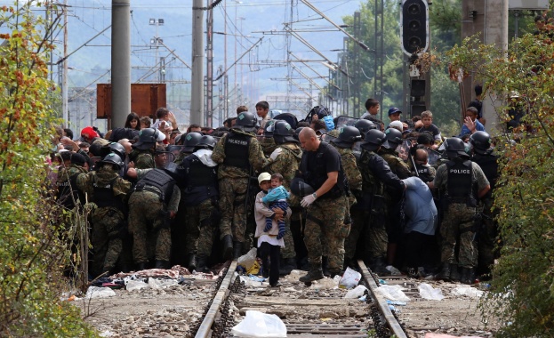 Две хиляди мигранти блокираха жп линията между Македония и Гърция