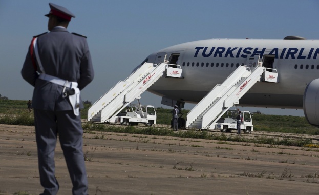 Самолет на Turkish Airlines кацна извънредно заради заплаха