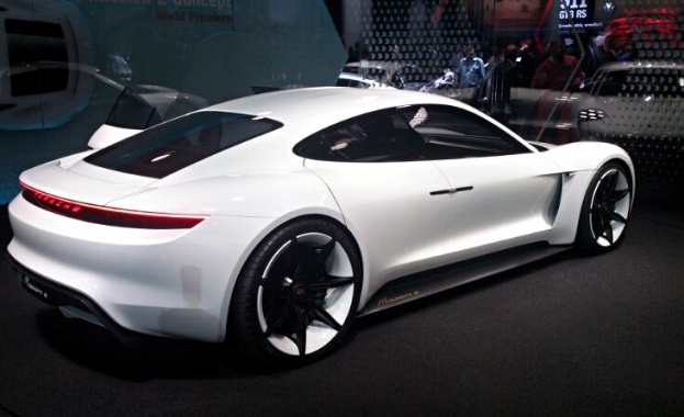 Porsche инвестира 1 млрд. евро в електромобил