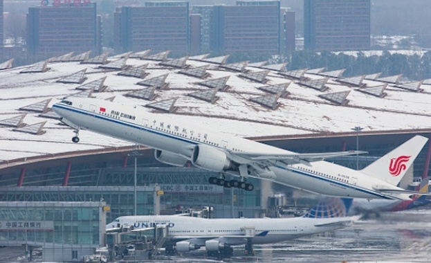 Нелепа грешка на пожарникари приземи самолет "Боинг 737" (видео)