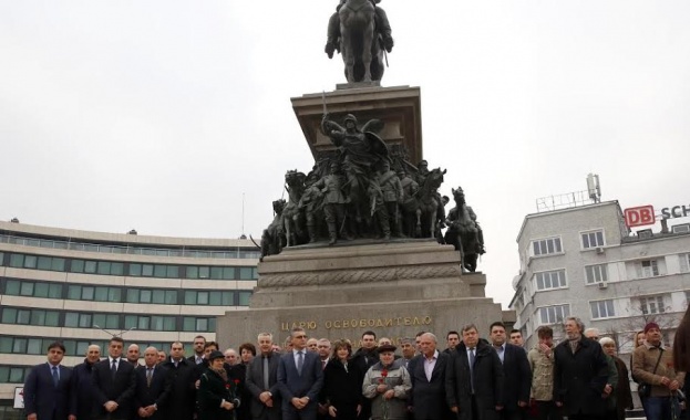 "БСП - лява България" С предупреждение към управляващите да не поемат ангажименти в разрез с интересите на българите