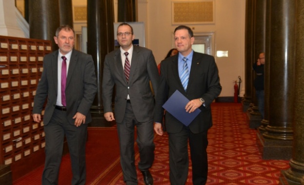 Димитров, Славов и Андреев искат от Горанов информацията за собствеността на данъчните складове да бъде публична