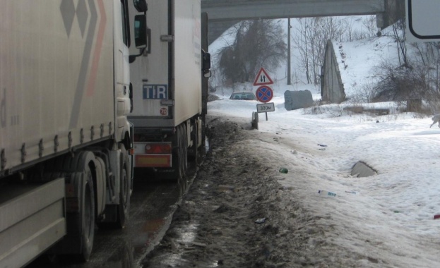 Ограничено движение на камионите над 12 т по магистрали и натоварени пътища в неделя