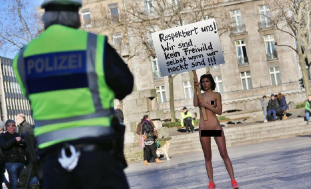 Жена протестира гола в Кьолн срещу новогодишните нападания 