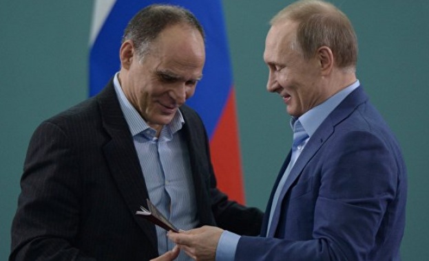 Путин връчи руски паспорт на треньора на националния отбор по джудо Ецио Гамба