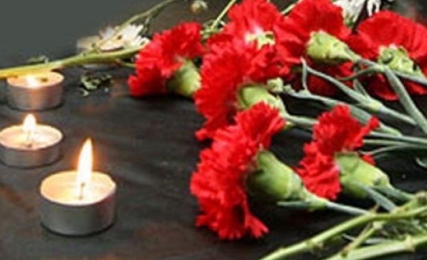 Ученици и учители на траурно бдение в памет на убития Тодор във Враца