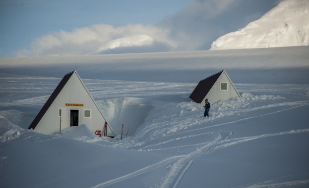 Български полярници в снежна буря на Антарктида