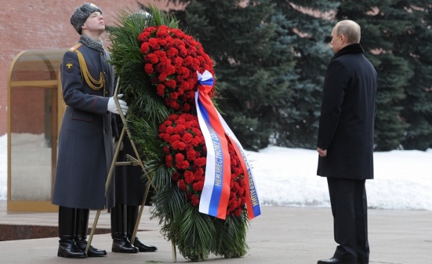 Путин поднесе венец на Гроба на Незнайния воин