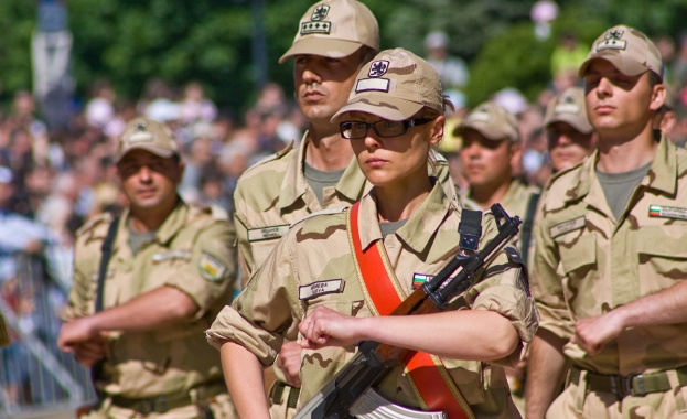 И жените от 18 до 32 години ще се водят на военен отчет