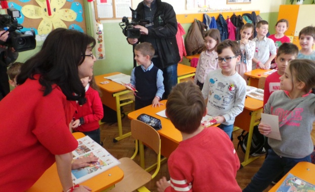 Министър Кунева подари мартенички на първокласниците в 31-во училище
