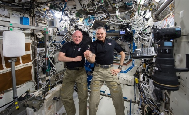 Скот Кели и Михаил Корниенко се върнаха заедно на Земята след 340 дни в орбита