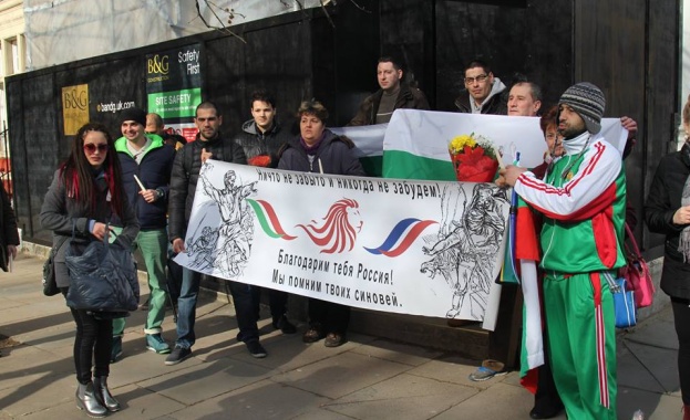 Българи в Лондон посетиха руското посолство, за да благодарят за Освобождението