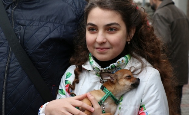 Путин подари кученце на бежанка от Украйна