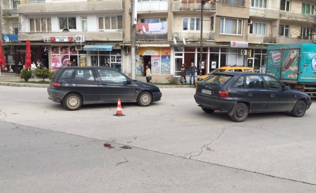 Жена припадна на пешеходна пътека, удари я кола