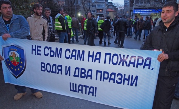 Полицаи се събраха на мирен протест на жълтите павета