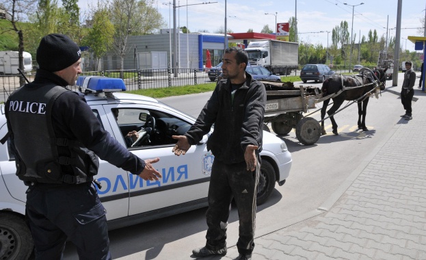 Прокуратурата задържа трима роми за нанесени леки телесни повреди на полицаи в Асеновград