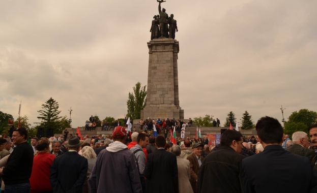 Посланикът на Русия положи венци и цветя в София в чест на Деня на победата