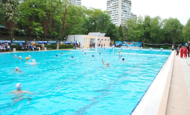 От понеделник плувен комплекс “Флора” е отворен за всеки, който обича да плува