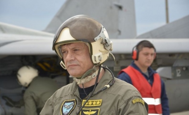Началникът на отбраната ген. К. Попов изпълни инструкторска задача със самолет МиГ-29