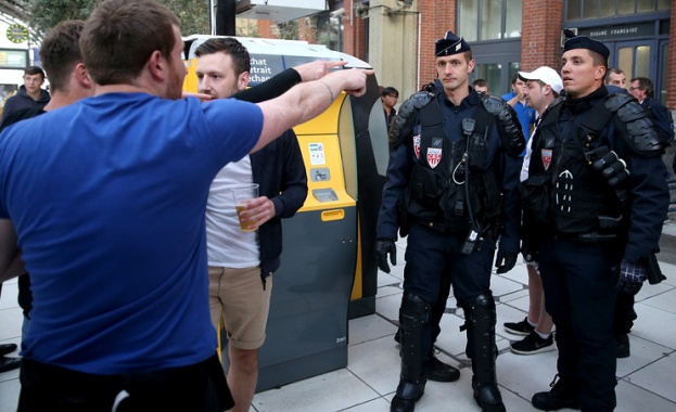 Френската полиция задържа двама руски и двама украински футболни фенове