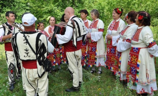 Фолклорна феерия с ансамбъл „Пирин", кукери и зурни в първата вечер на събора "Ирин Пирин"