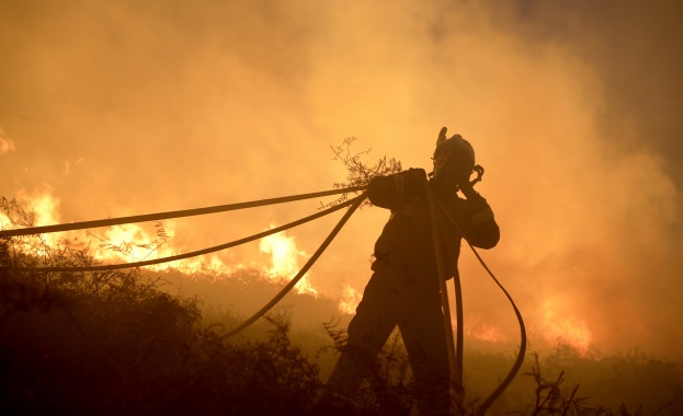 Огромен пожар бушува в северозападната част на Кипър