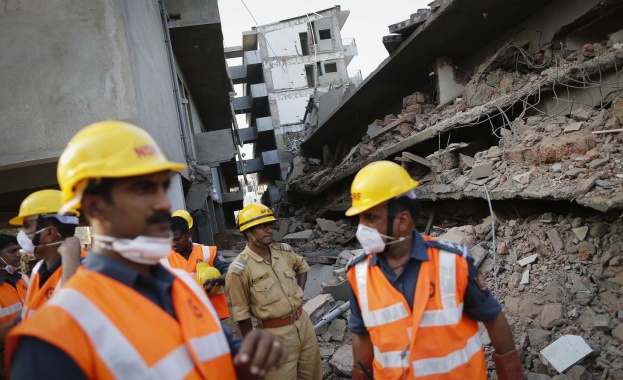 Най-малко девет загинали при срутване на жилищна сграда в Индия