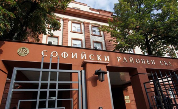 Съдии от Софийския районен съд се събраха пред сградата на