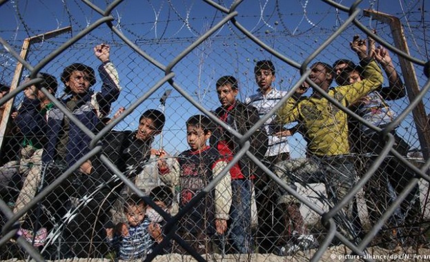 18 хиляди бежанци са преместени от Италия и Гърция в други държави от ЕС