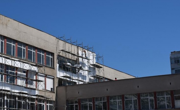 Ремонтират последните две необновени бургаски училища