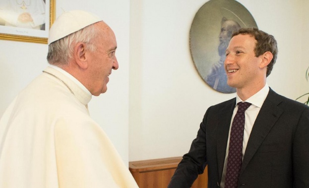 Шефът на Фейсбук с неочакван подарък за папа Франциск