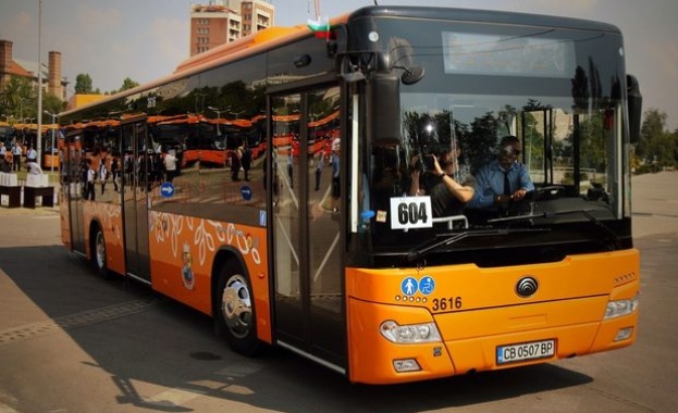 Пускат допълнителни автобуси за Задушница в София  