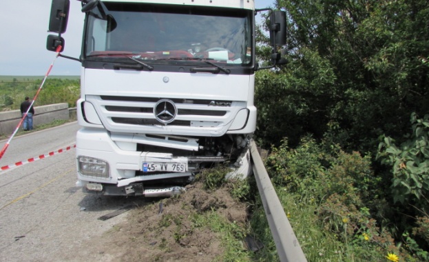 Сблъсък между ТИР и цистерна затвори магистрала Тракия към Пловдив