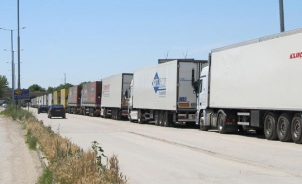 Втори конвой с 30 български товарни автомобили блокирани на италианско словенската