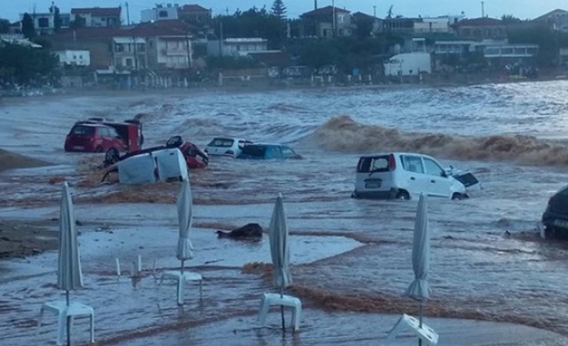 Усложнена остава обстановката на много места в Западна и Централна Гърция след проливните дъждове