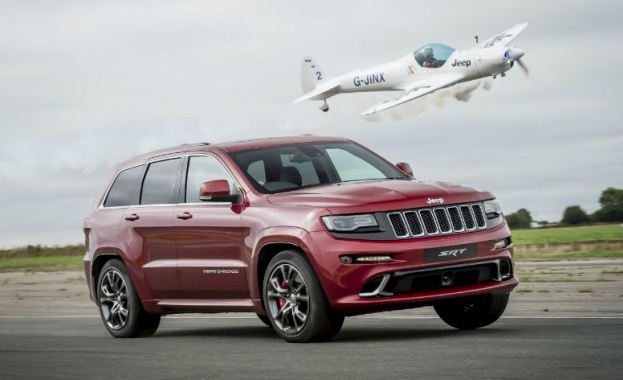 Jeep Grand Cherokee SRT надви самолет