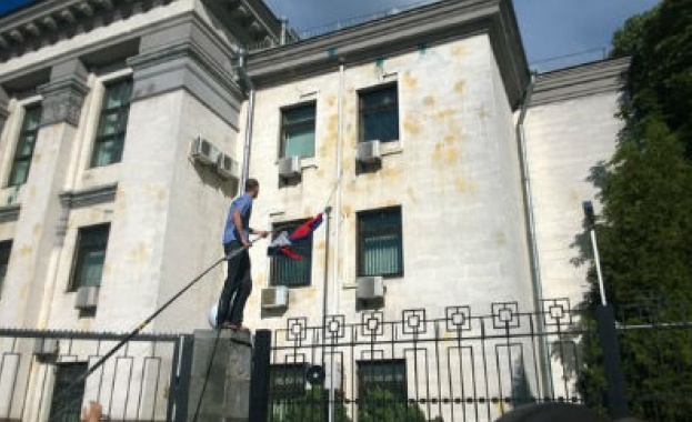 Безредици избухнаха пред посолството на Русия в Киев